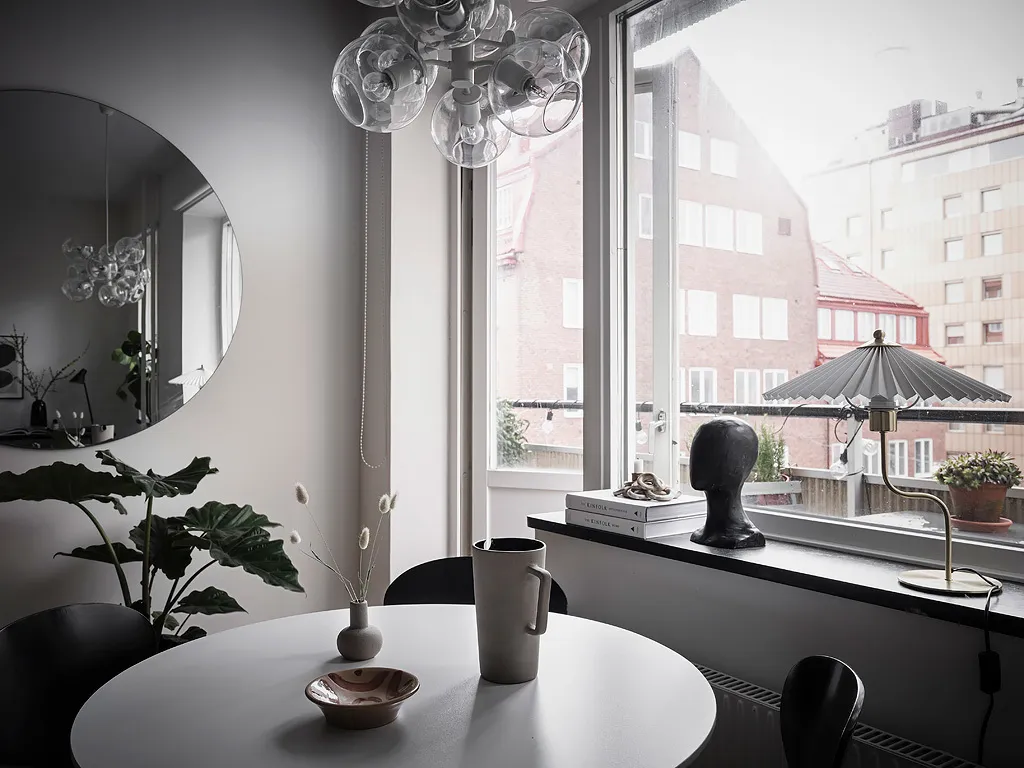 []公寓家具：49㎡小公寓卧室全刷黑，还有令人羡慕的阳台和衣帽间！