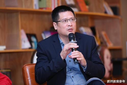 辅导班▲“奥数热”刚消退,“编程热”又兴起,家长无奈:何时是尽头?