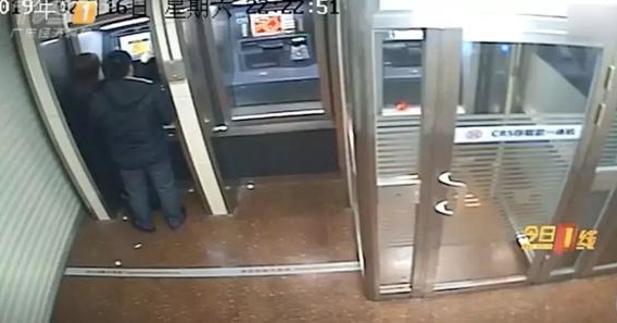 话晴空|女子深夜存款遭打劫，没想到劫匪看到女子余额，竟做出这种事