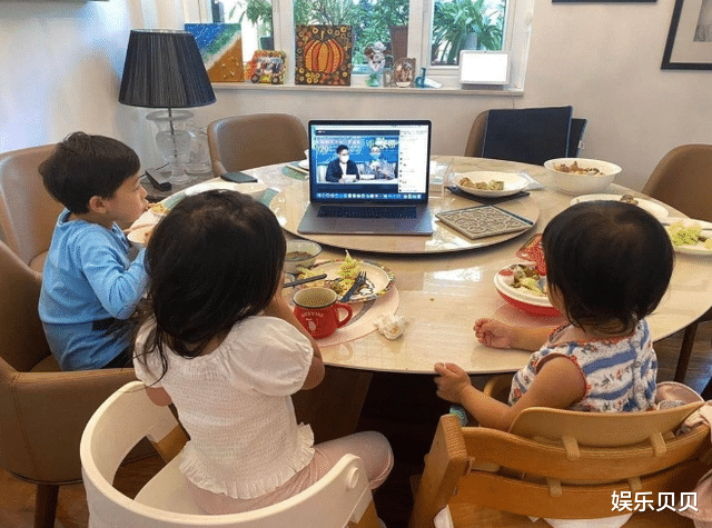 风衣|郭晶晶大女儿扎双马尾辫穿风衣，十足名媛气质，眼睛长得更像奶奶