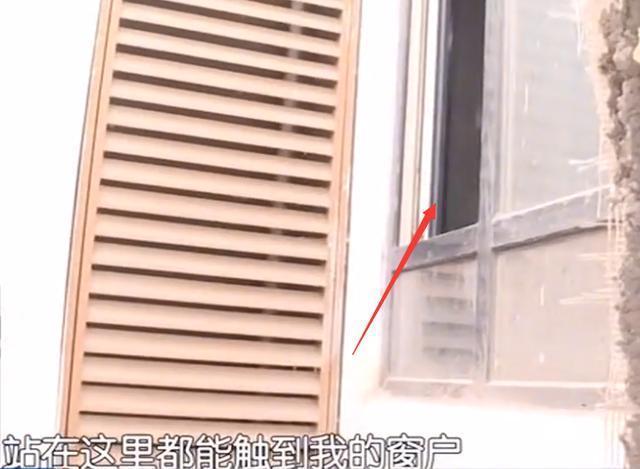 『』女子买房未入住，突然发现卧室变人行道，邻居私自改装影响生活！