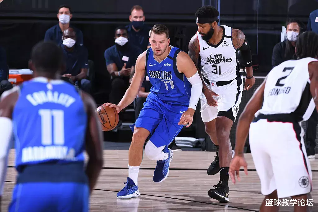 区俊炫|冲突!老实人都被逼急了!90度严重崴脚!快船让东契奇心碎