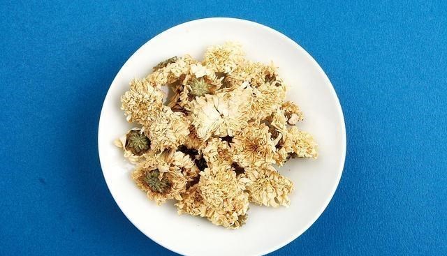 菊花茶■常用菊花茶泡水喝，身体发生的变化让人羡慕，但请注意这三点