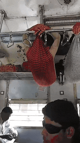 央视|“新闻联播的背景为什么放那么多电视呢？”哈哈哈不愧是央视！