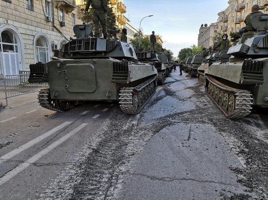 莫斯科▲俄军阅兵出丑！坦克开过莫斯科街道一片狼藉，都是履带不挂胶惹得祸