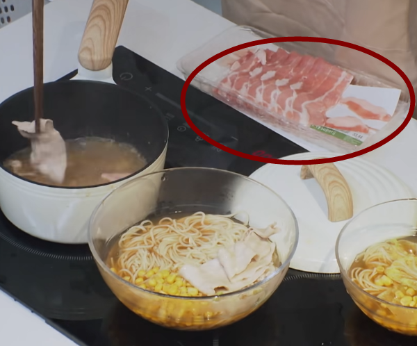 何猷君|有种低调炫富叫何猷君吃泡面，看到配菜食材后，是我没见过世面了