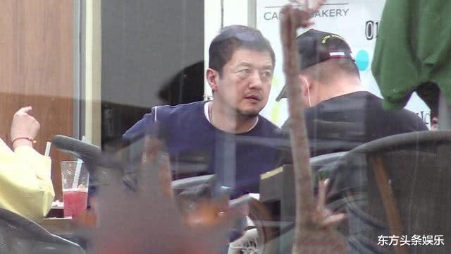 #李亚鹏#李亚鹏忧心李嫣滞留国外，一脸胡茬坐镇自家餐厅，愁容满面抽闷烟