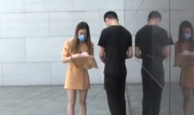 #东莞#21岁女孩做完整形手术，被迫打掉第3胎，男友：老大都快6岁了