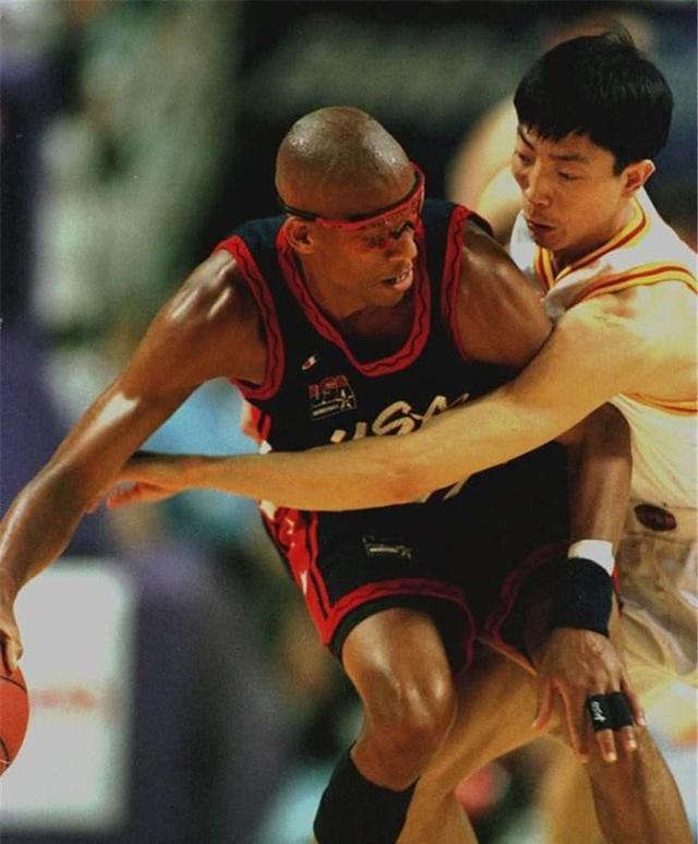 『中国男篮』在科比头上砍30分!曾是中国男篮一哥,如今50岁的他现状如何?