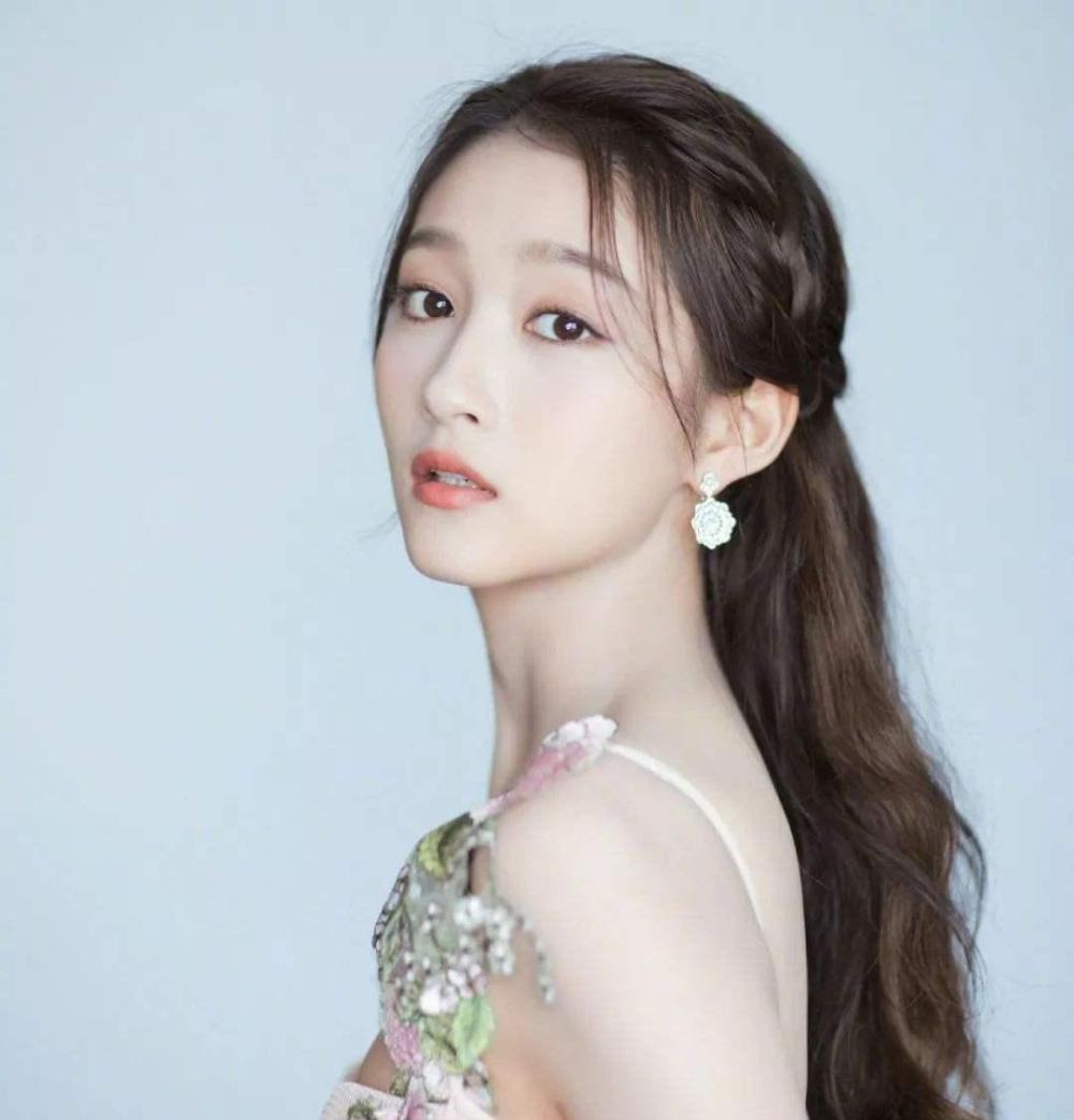 关晓彤|关晓彤早年泳衣照, 扎着双马尾清纯可人, 站在人群中身材突出