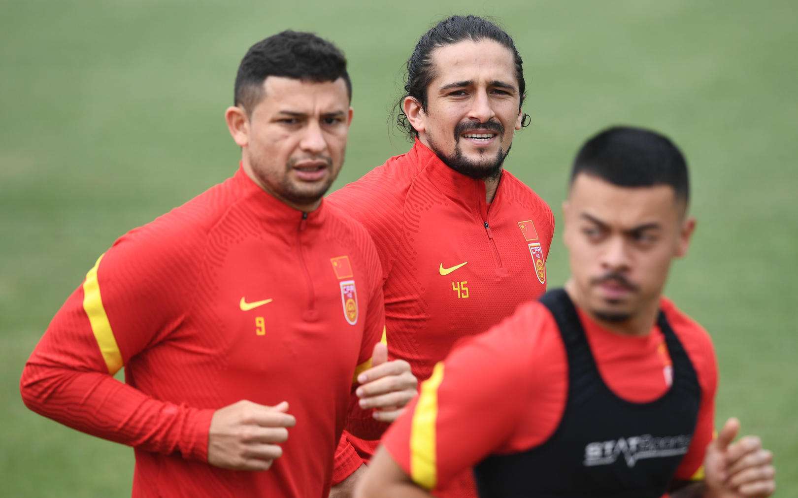 【国足】国足上海集训首日，艾克森改穿9号球衣，洛国富丸子头亮相