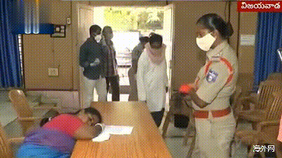 特斯拉|\没人帮我讨公道！\ 印度女官员记者会大哭 拿出毒药一饮而尽