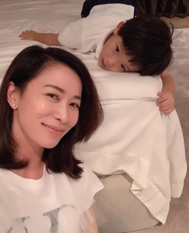 #佘诗曼#佘诗曼发文“想儿子了”，晒剧中母子特效照，45岁至今无人敢娶