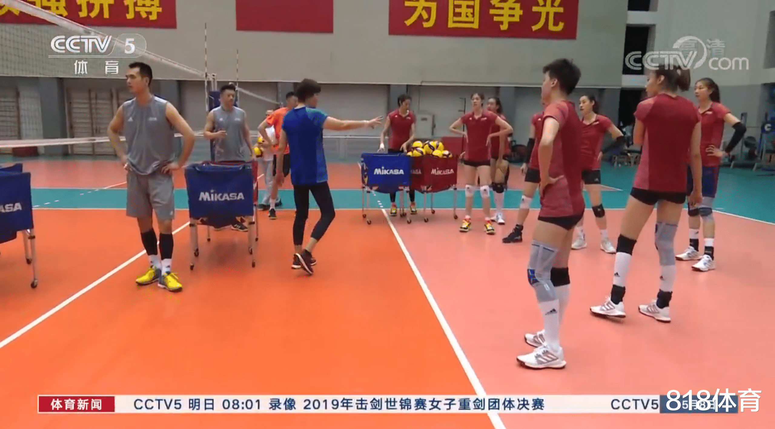 『郎平』60岁郎平戴护腰督战女排!委婉批评李盈莹,和张常宁开玩笑调节气氛