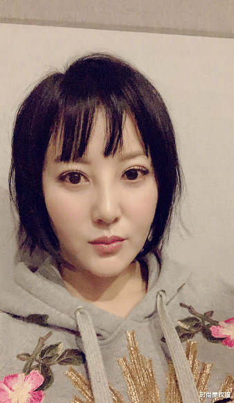 卫衣@陶红终于“扮嫩”成功了，剪空气刘海短发超减龄，配卫衣美成90后