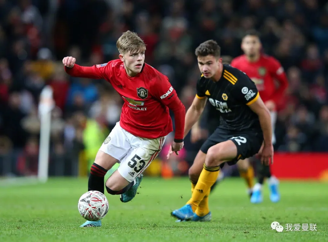曼联■曼联续约18岁妖星！后防三位置全能，出场26次已稳坐一线队地位