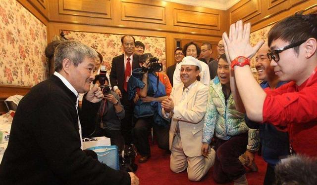 「赵本山」赵家班罕合体表演!赵本山一脸憨厚笑容,25位弟子表情却耐人寻味