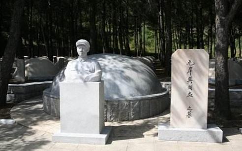 毛岸英|1959年，一位女士跪在毛主席儿子的墓碑前哭着说: \我来晚了！\