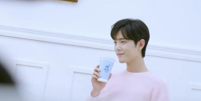 肖战|肖战大势归来，七夕发自拍营业，粉丝的留言让人泪目