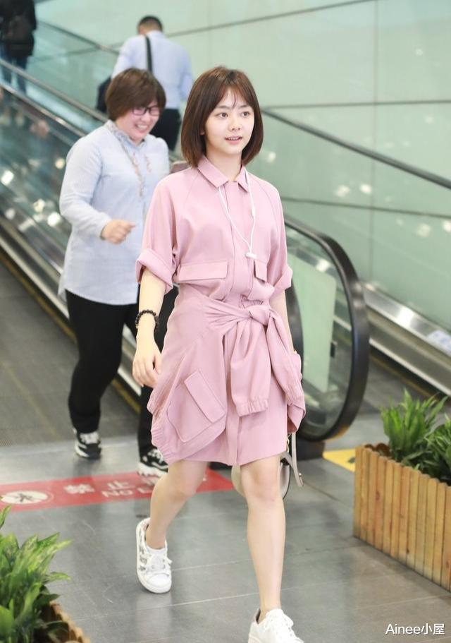 『粉色』谭松韵童颜真可爱，粉色口袋裙大方减龄，短发清新太提气质
