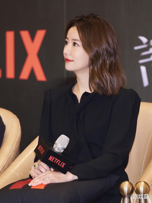 『发型』44岁林心如终于换发型,“迷你锁骨卷”变公主盘发,优雅又减龄