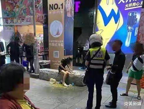 炎黄新媒|台北闹市区一貌美女子惨遭泼粪，粪桶直接扣在脑袋上，味道瞬间弥漫整个商场