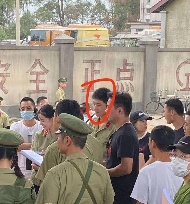 肖战|肖战新剧再出路透！军装寸头演绎士兵形象，站姿却被指明显错误