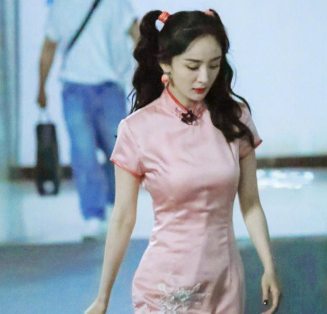 杨幂|有一种“极致美”叫杨幂穿旗袍,大玩下衣失踪,还秀出“蚂蚁腰”