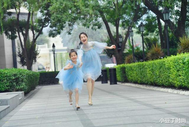 西装|被左小青好气质折服，穿黑色西装配低马尾又飒又美，哪敢信是42岁