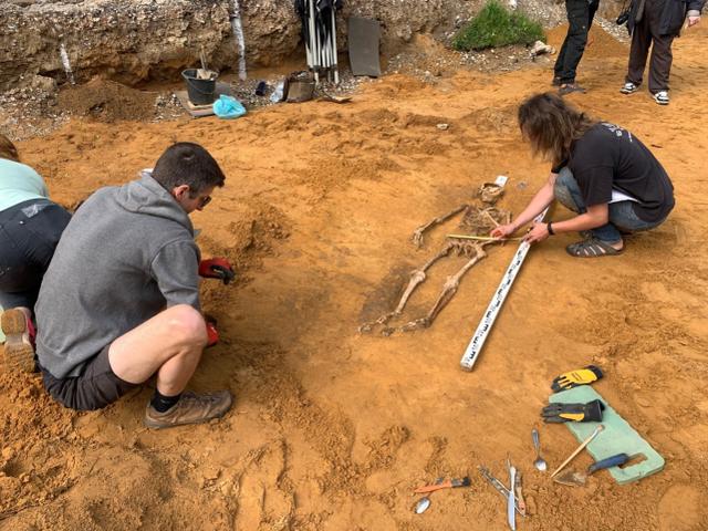 睹图|建筑工地里意外发现人的尸骨，之后越挖越多共挖出100多具