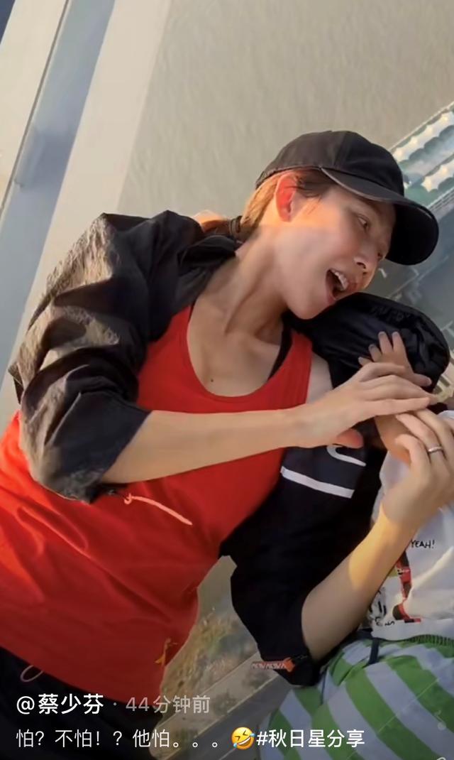 蔡少芬|蔡少芬母子躺玻璃栈道，小乐儿被吓得大哭，娘娘吐舌头偷笑