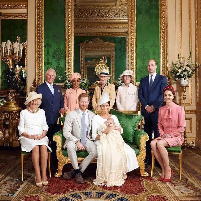 少年夫妻老來伴！英女王發表聖誕演講，罕見獨秀菲利普親王照片-圖5