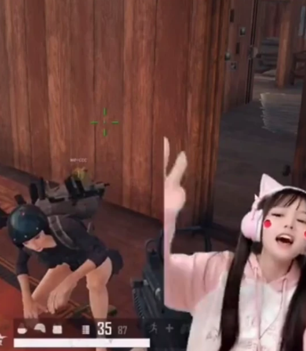 #耳机#遭受“网络暴力”后,火线妹换上“普通耳机”,网友:你还是戴上吧