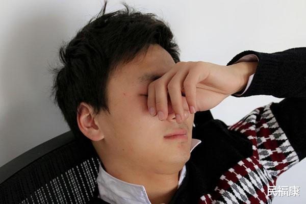 肝脏■睡觉时，身体出现的哪些变化，提醒你肝脏硬化了？