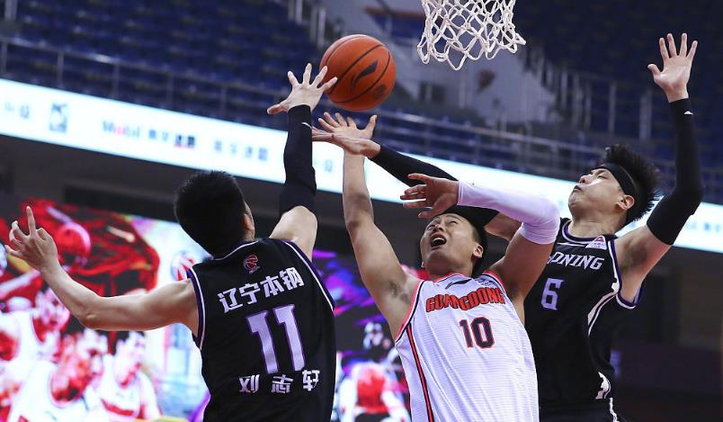 广东男篮|杜锋神了,向队员下死命令:就打贺天举!三叉戟60分,周鹏吃饺子