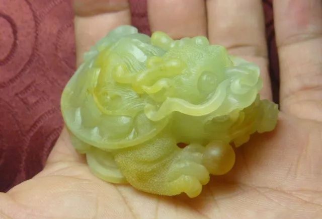 翡翠|3000拿下的一块黄皮翡翠原石，加工雕刻后，朋友想用高价收购！