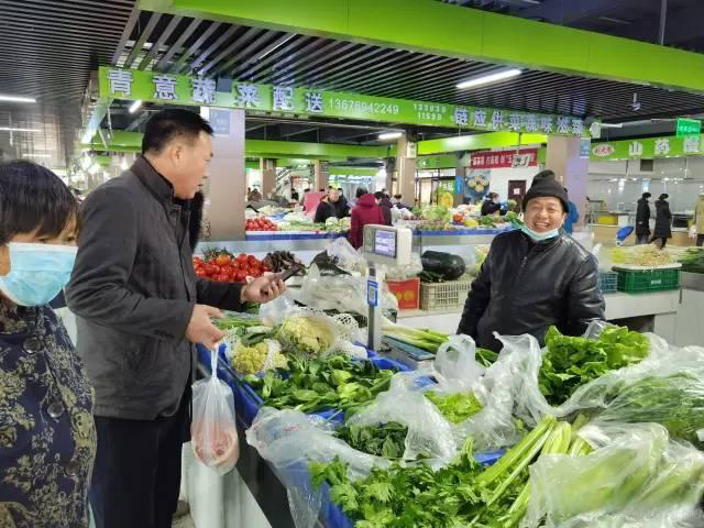 财经零距离 蔬菜疯狂涨价，8元一斤的大葱引发热议，但农民却赚不到钱！