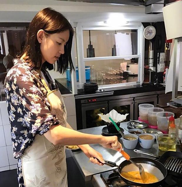 张梓琳@张梓琳晒出自己的家，厨房用全套不锈钢橱柜，清洁起来太方便了