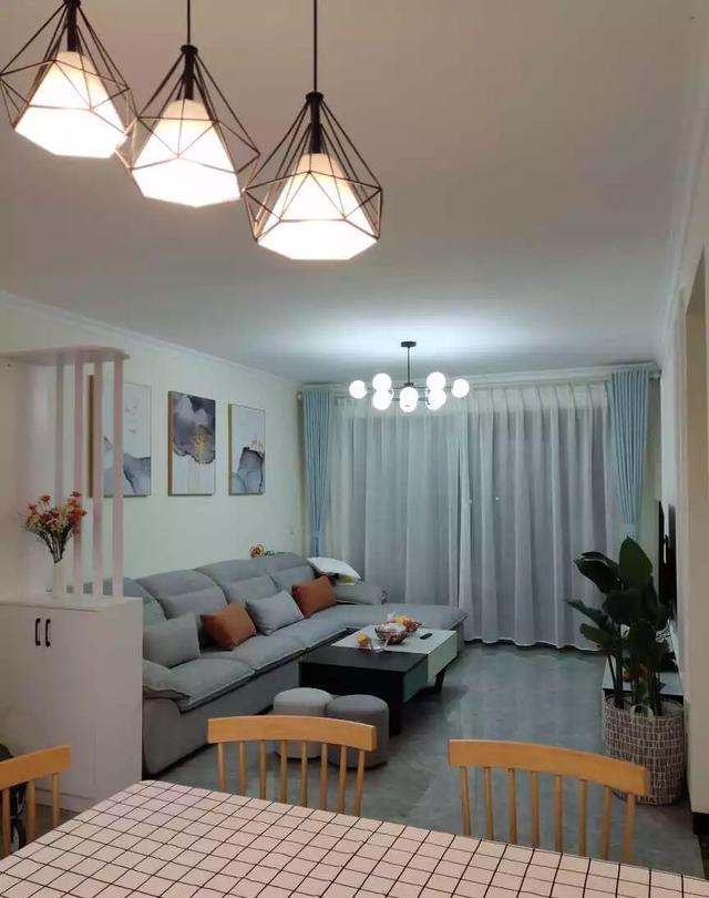 ##95㎡婚房装修花了18万!石膏线做电视墙,省钱还特漂亮