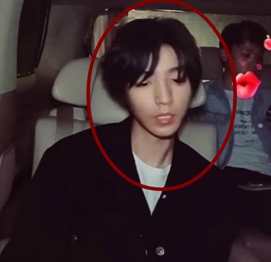 王俊凯|王俊凯减肥过度，瘦成“苦瓜脸”？拍戏被抓拍，看到脸颊凹陷心疼了