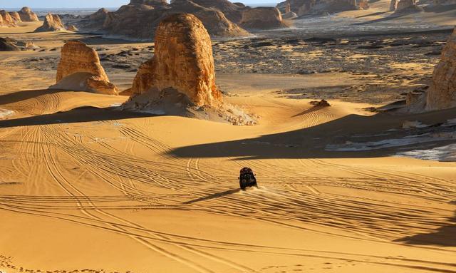 撒哈拉沙漠|撒哈拉沙漠有多深？如果把沙子挖空，底下会是什么？