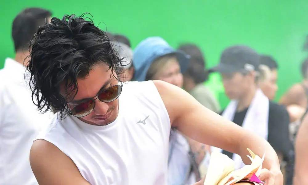 谢霆锋|谢霆锋终于想起自己是个演员了！新电影形象，一头卷发太抢眼！