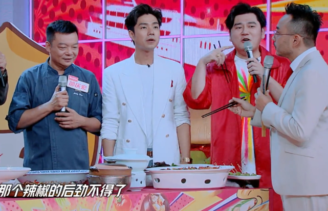 赵丽颖|大家都在尝菜，赵丽颖悄悄往后挪，看清在干嘛，真当镜头拍不到？