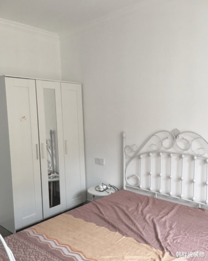 ▲她家全屋大白墙不贴石膏线，没有做吊顶，反而一进门就被迷住了