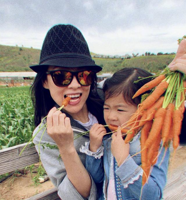 |章子怡两亿豪宅遭曝光，装修奢华有三层，自带泳池后花园大到空旷