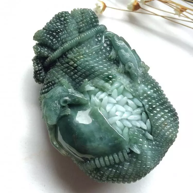 翡翠|年轻小伙，几百块翡翠毛料雕琢最终成交价120万