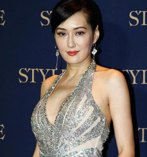 李莫愁|她被较为最“性感”李莫愁，一颦一笑都不减当年，今52岁更加韵味十足！