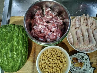 鸡爪|鸡爪加这三样东西一起煲汤，常喝皮肤嫩滑，女性尤其要吃