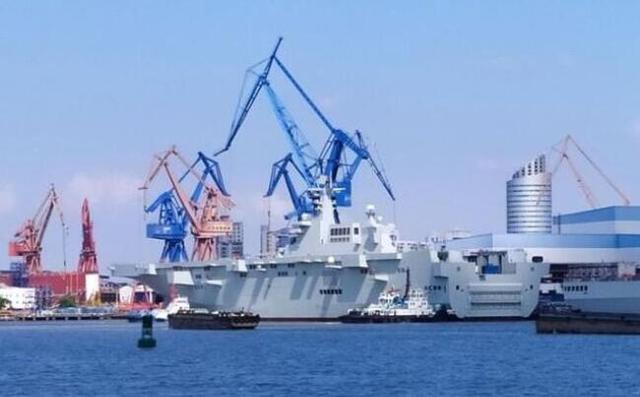 [两栖攻击舰]座次发生变动，亚洲第一之争，075两栖巨舰如何登上“人生巅峰”