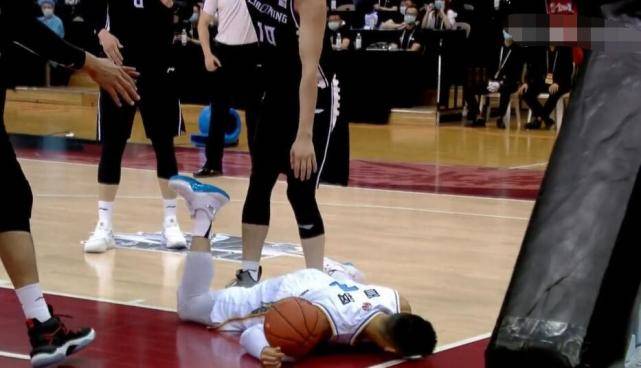 『林书豪』破案了！林书豪为何重摔在地，8倍慢镜头再看一遍：对手有点过分了